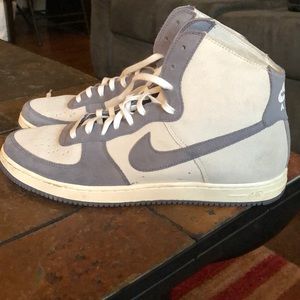 Nike Women’s High Top Sneakers Sz 10